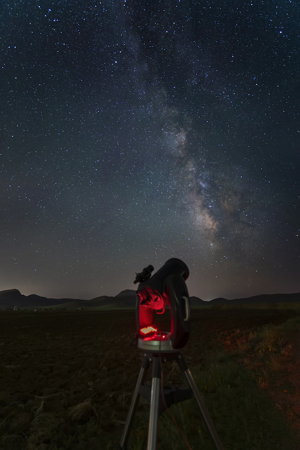personnes regardant le ciel avec un télescope