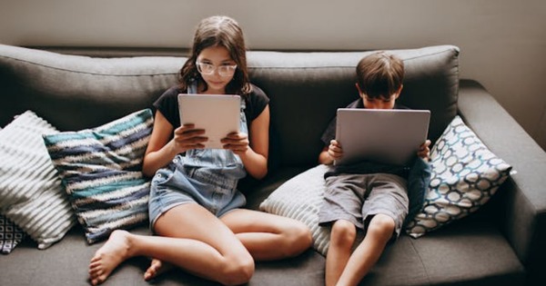 enfants lisant sur tablettes
