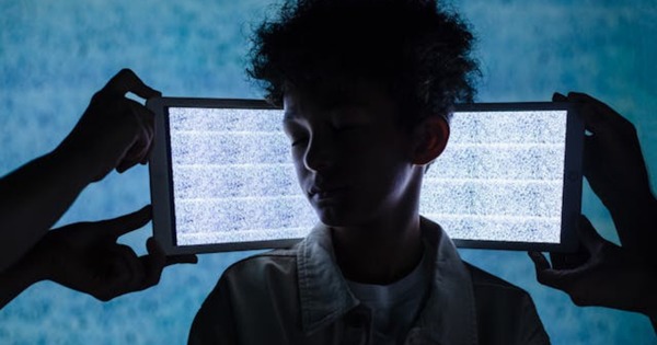 adolescent avec écrans tenus par des mains