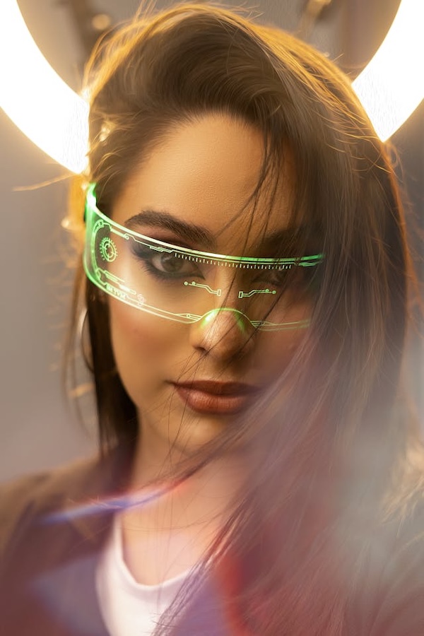 jeune femme avec des lunettes technologiques