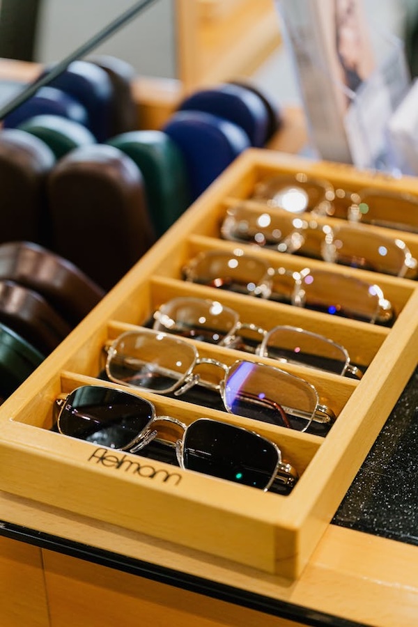 lunettes dans présentoir en bois