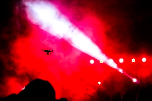 lumière rouge et drone en l'air