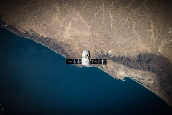 satellite au dessus de la rencontre entre terre et mer