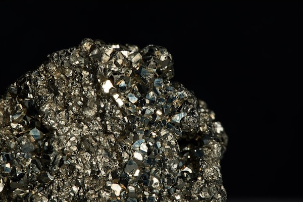 minerai sur fond noir