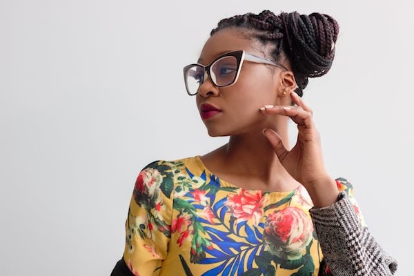 jeune fille portant des lunettes et un haut coloré
