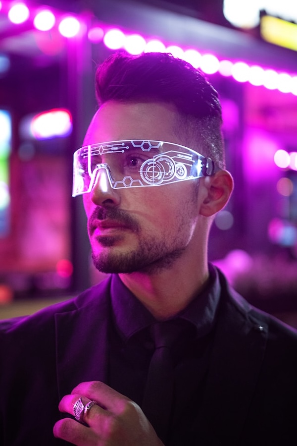 un homme porte des lunettes futuristes