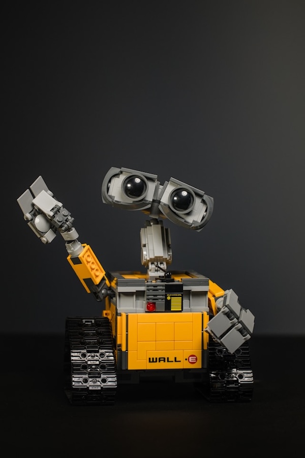 robot wall-e lève le bras