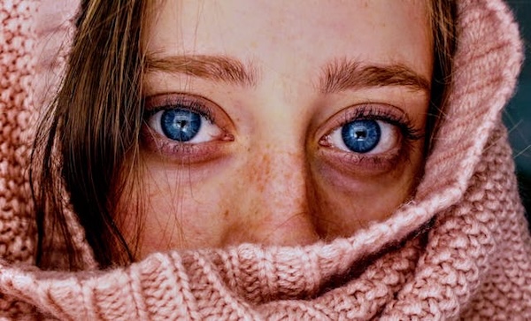 femme aux yeux bleus