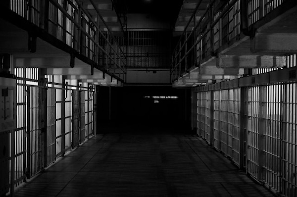 cellules de prison vides en noir et blanc