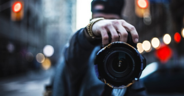 gros plan sur un objectif photographique, en pleine ville