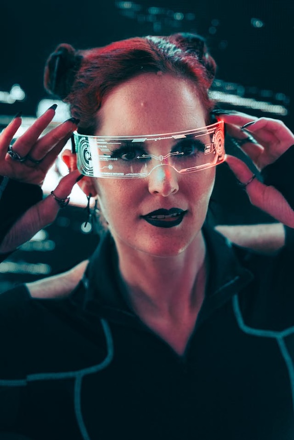 femme portant des lunettes futuristes