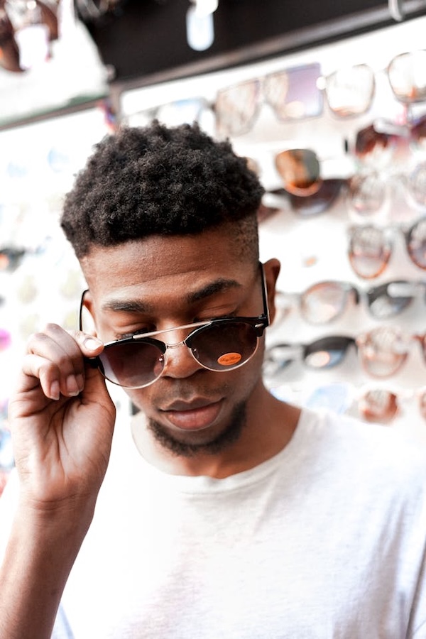homme essaye une paire de lunettes