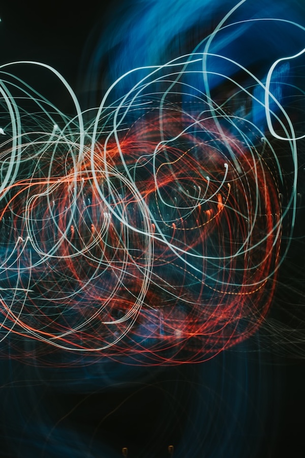 photons lumière sur fond noir